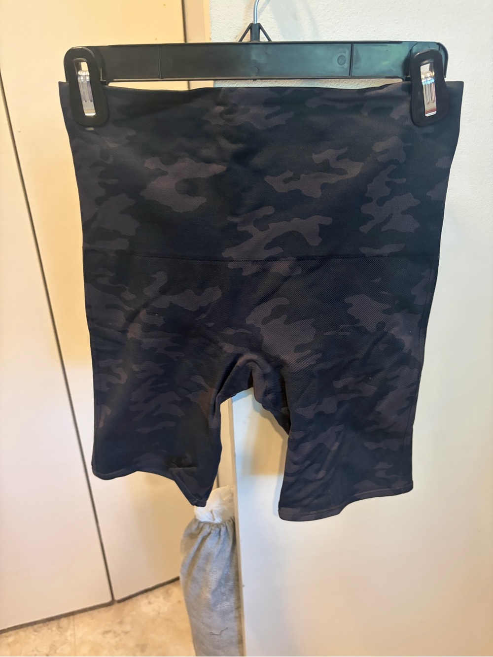 SPANX Black Camo Bike Shorts M | High-Waisted Sculpting Athletic Shorts